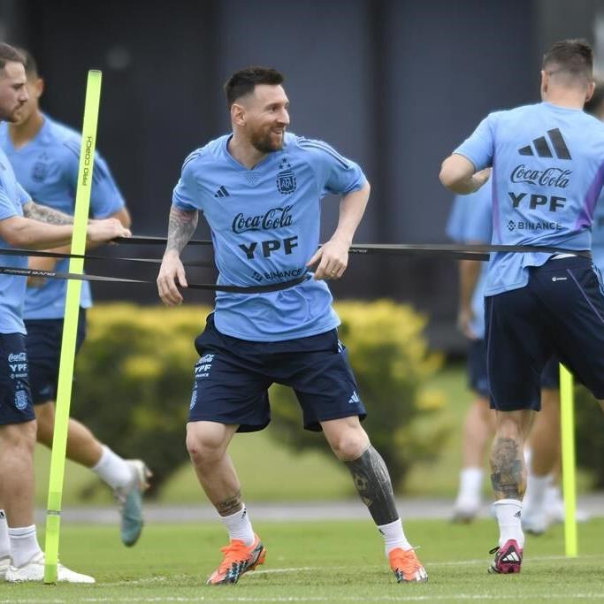 Messi mania in Argentina as soccer star mobbed at restaurant